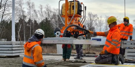 Novinka v naší půjčovně: vakuový manipulátor FROG600, který pomůže při pokládce velkoformátové dlažby a betonu