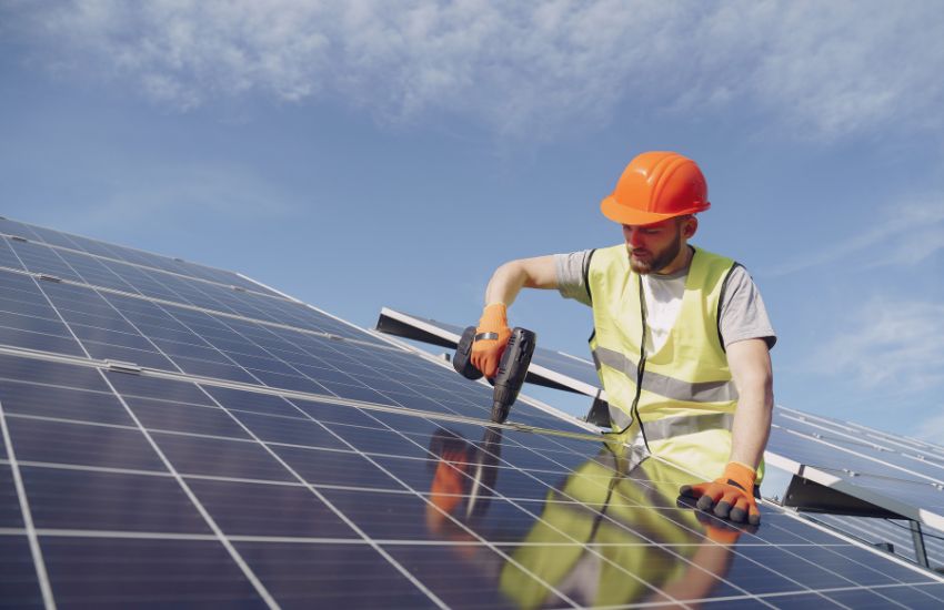 Solární panely: Poznejte výhody a jak je připevnit na plochou střechu