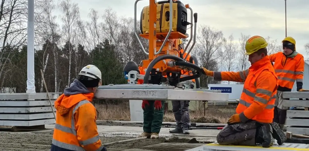 Innovativer selbstfahrender Wagen für die Montage von Beton- und Steinelementen