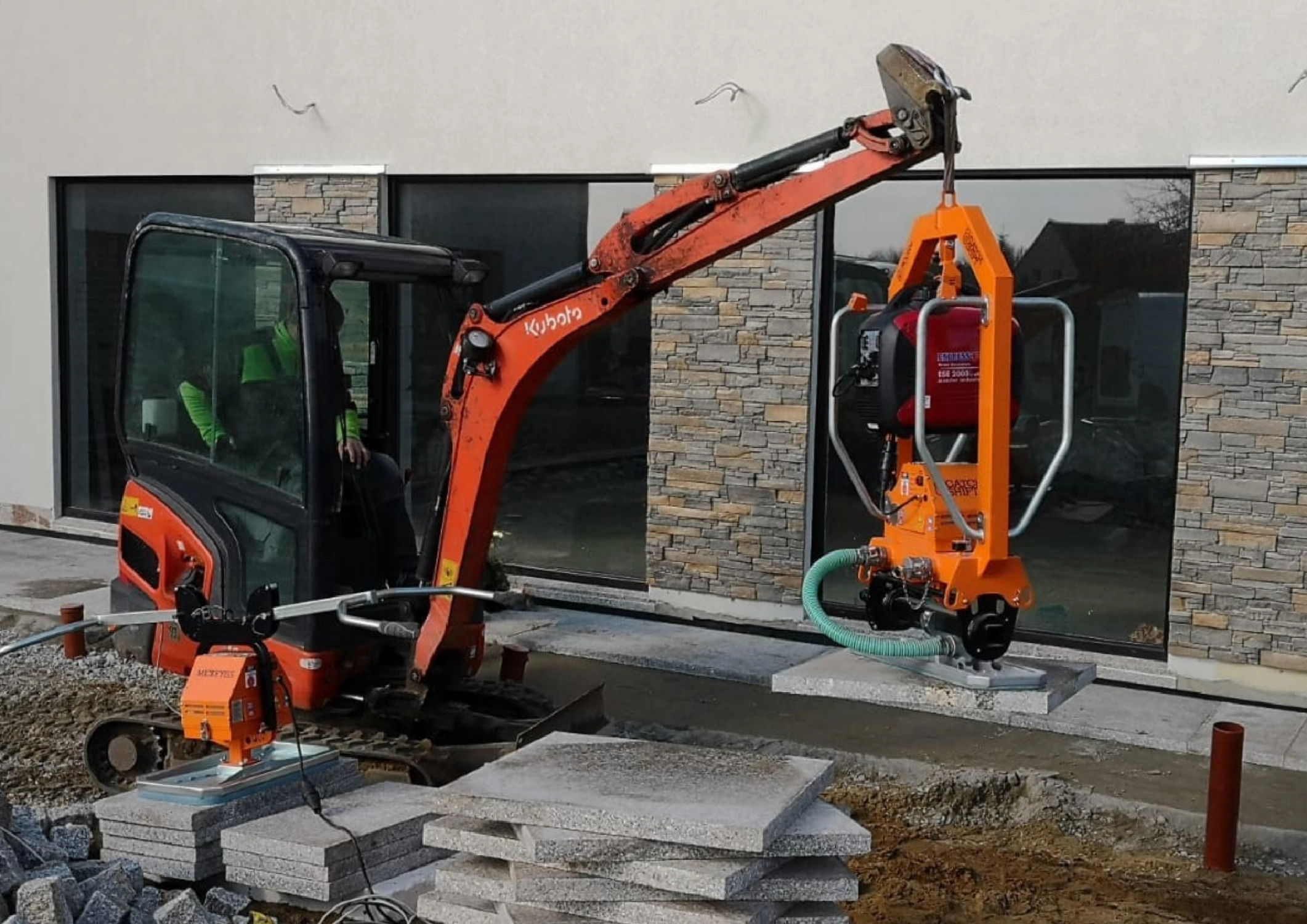 Chwytak próżniowy do płyt betonowych FROG 600
